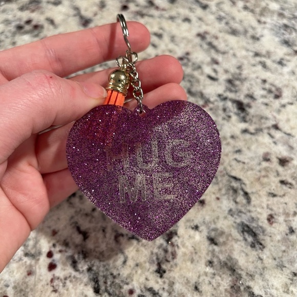 🎉🎉HP🎉🎉 Handmade "HUG ME" Keychain - Picture 2 of 6